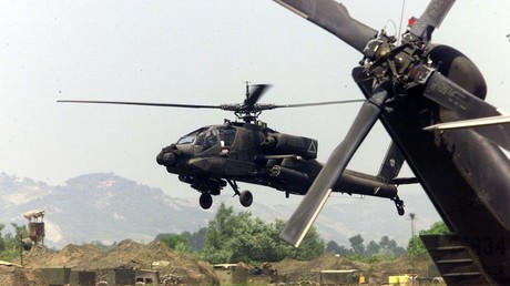 Un hélicoptère Apache de l’armée américaine survole la base d’opérations de l’armée américaine en Albanie le 6 juin 1999 (Image d'illustration).