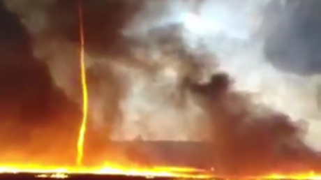 Une fascinante tornade de feu apparaît après un incendie en Grande-Bretagne