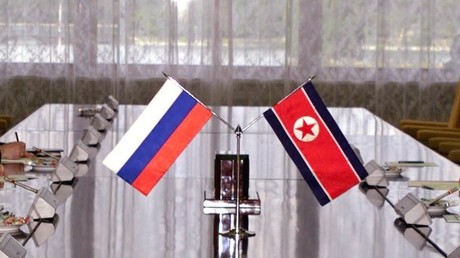 Drapeaux russe et nord-coréen (image d'illustration).