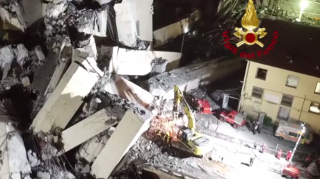 Italie : les opérations de sauvetage après l'effondrement du pont à Gênes capturées par un drone