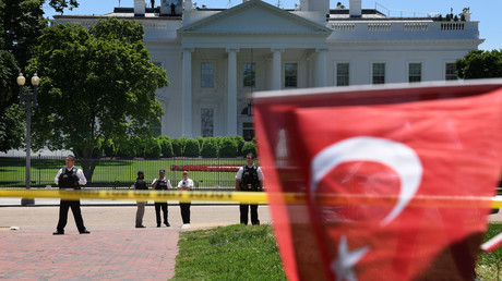 Des manifestants agitent un drapeau turc devant la Maison blanche à Washington
