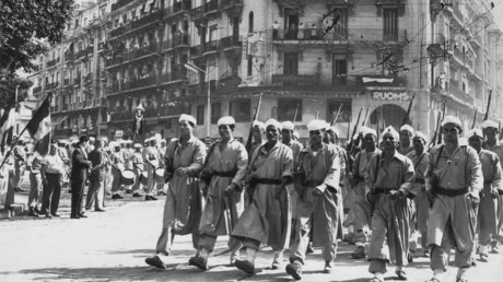 Une compagnie de harkis passe devant la tribune officielle à Alger le 8 mai 1957 pendant le défilé militaire commémorant la fin de la Seconde Guerre mondiale (Image d'illustration).
