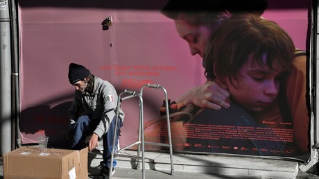 Un sans-abri dans une rue d'Athènes, en décembre 2017 (image d'illustration).
