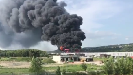 Incendie spectaculaire d'un entrepôt de pneus à Valence