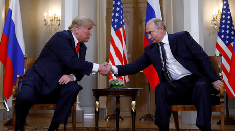 Donald Trump et Vladimir Poutine se serrent la main (image d'illustration).