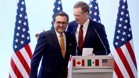 Le ministre mexicain de l’Economie Ildefonso Guajardo (g.) et le représentant au Commerce des Etats-Unis Robert Lighthizer (d.) lors d’une conférence de presse conjointe à Mexico, le 5 mars 2018, à l’issue du 7e tour de négociations pour le renouvellement de l’Aléna (illustration). 