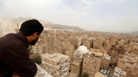 Un homme regarde les bâtiments du vieux quartier de Sanaa, au Yémen, le 6 août 2018. 