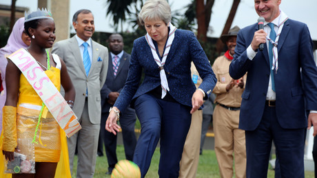A Nairobi au Kenya, le Premier ministre britannique Theresa May frappe un ballon en plastique recyclé après avoir exécuté des pas de danse très commentés à travers le globe. 