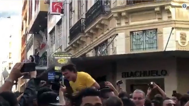 Brésil : Jair Bolsonaro, favori pour la présidentielle, blessé au couteau (VIDEO CHOC)