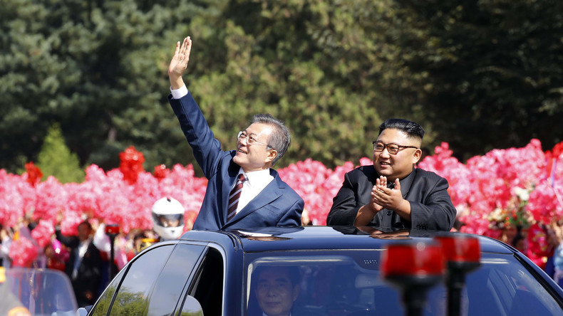 Les deux dirigeants coréens défilent sous les acclamations à Pyongyang (IMAGES)