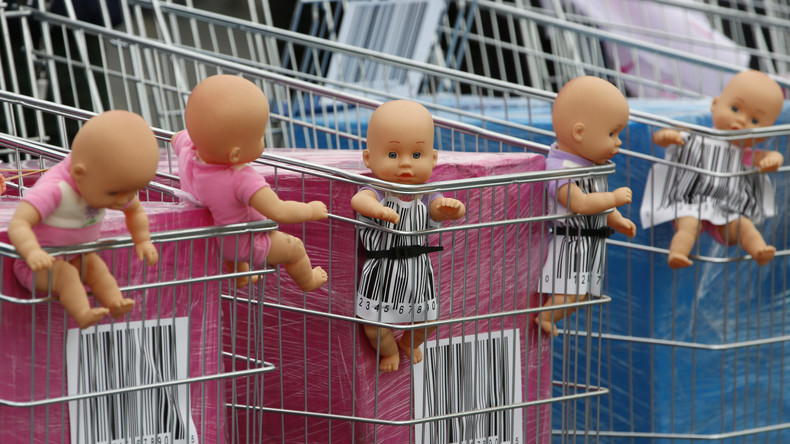 En marche vers la GPA et la marchandisation du corps des femmes