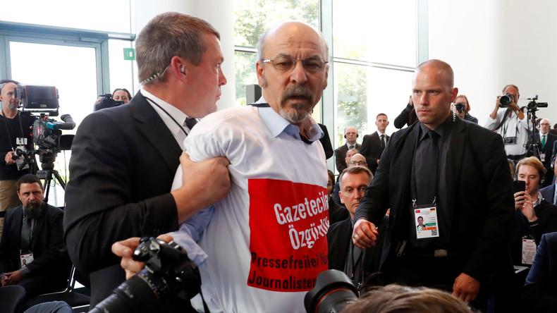 Un militant pour la liberté de la presse perturbe une rencontre entre Erdogan et Merkel (VIDEO)