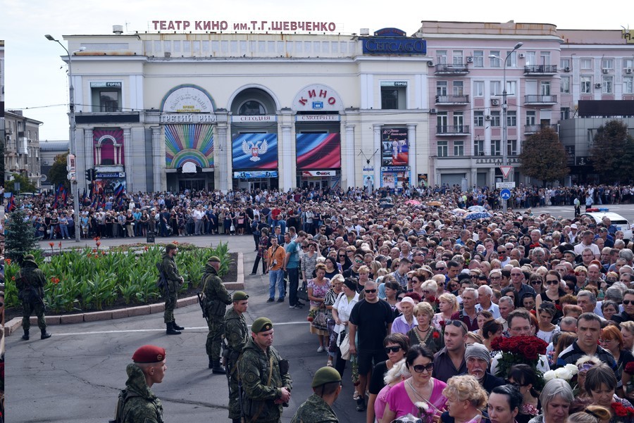 Donetsk : 120 000 personnes rassemblées pour rendre hommage à Alexandre Zakharchenko (IMAGES)