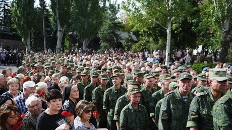 Soldats en uniforme et habitants sont côte à côte pendant la cérémonie d'adieu à Alexandre Zakharchenko.