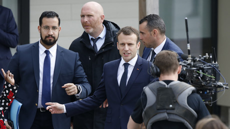 Alexandre Benalla à gauche en compagnie d'Emmanuel Macron au centre, 12 avril 2018, illustration