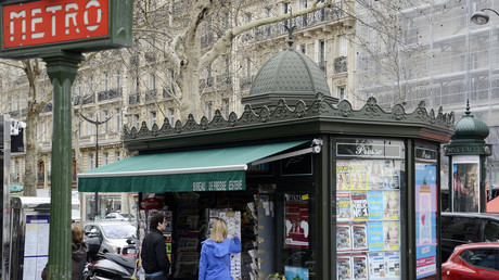 Kiosque à journaux parisien.