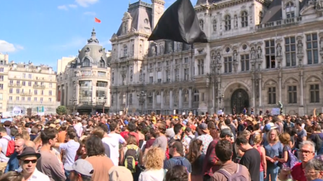 Marche pour le climat : des milliers de manifestants défilent à paris