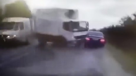 Lorsque le convoi du président moldave heurte un camion de plein fouet (VIDEO)