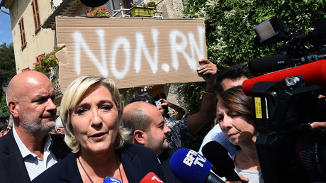 «Cassez-vous !» : Marine Le Pen chahutée dans le Var, le RN dénonce des «nervis gauchistes» (IMAGES)