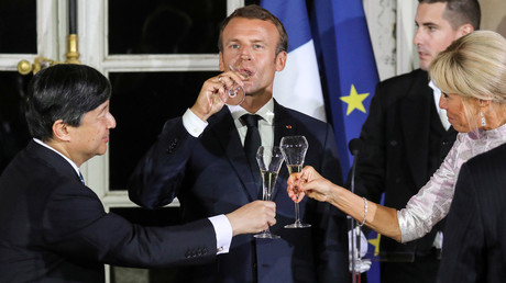Le prince Naruhito du Japon, Emmanuel Macron et son épouse Brigitte Macron au Palais de Versailles le 12 septembre