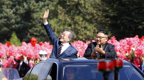 Les deux dirigeants coréens défilent sous les acclamations à Pyongyang (IMAGES) 