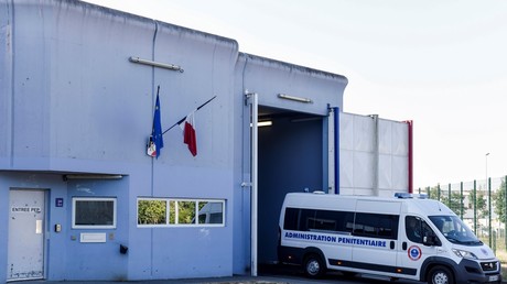 Un véhicule pénitentiaire quitte la maison d'arrêt de Rennes-Vezin (image d'illustration).