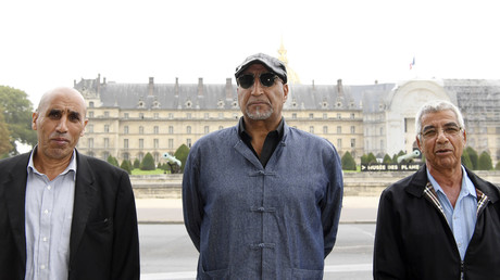 Le president du Comité national de liaison des harkis (CNLH) Boaza Gasmi (à gauche), Rachid Dridi, membre du CNLH (au centre), et Mohamed Badi, porte-parole du CNLH (à droite)