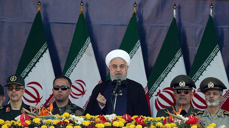 Le président iranien, Hassan Rohani, donnant un discours devant la parade militaire avant l'attaque terroriste.
