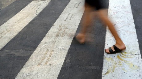 Trouver du travail en traversant la rue ? Pas si simple pour tout le monde (VIDEO)