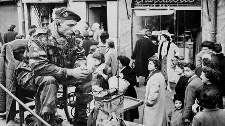 Photo prise le 3 février 1957 à Alger d'un parachutiste du 1er REP surveillant le marché Clauzel, alors que la grève lancée par le FLN s'amenuise et que des magasins rouvrent (image d'illustration). 