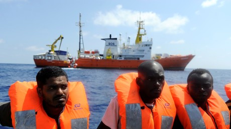 Des migrants secourus par l'ONG SOS Méditerranée et Médecins sans frontières, au large des côtes libyennes, en août 2018 (image d'illustration).