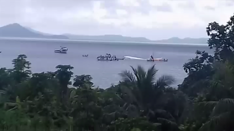 Micronésie : un avion de ligne rate la piste d’atterrissage et plonge dans un lagon du Pacifique