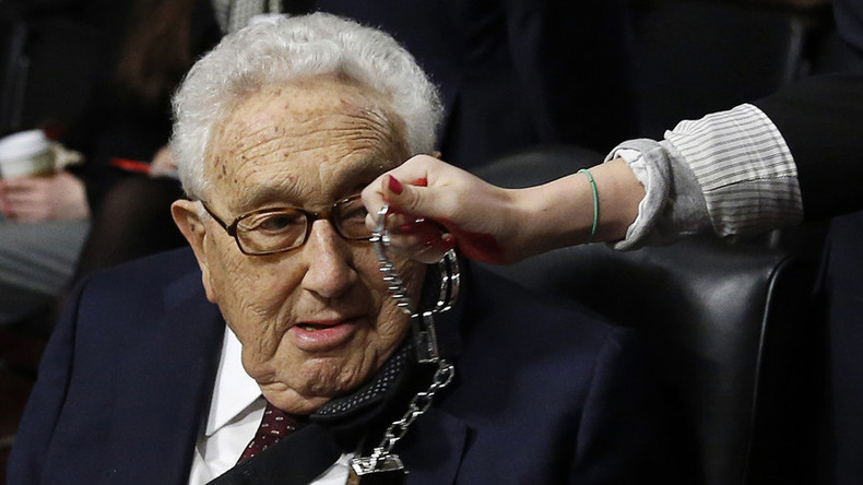 «Pourris en enfer !» : des étudiants perturbent un discours de Kissinger à New York (VIDEO)