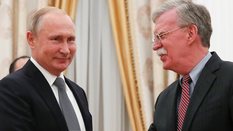 Poutine plaisante avec Bolton sur les armoiries américaines (VIDEO)