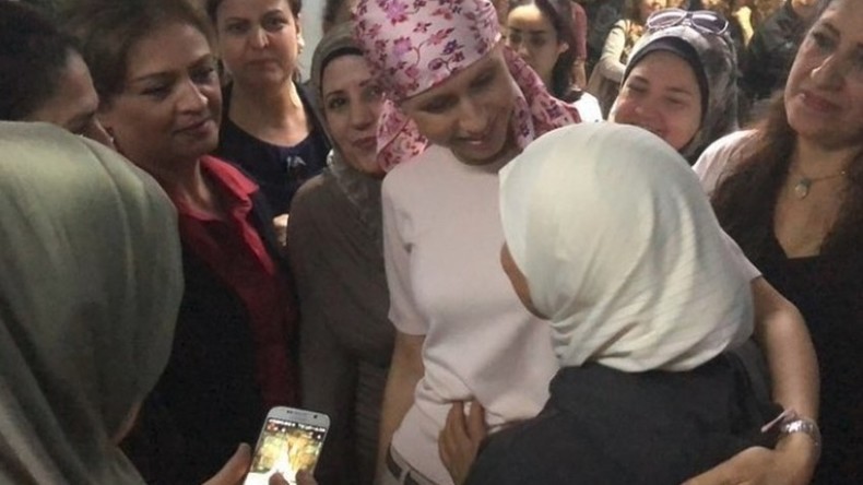 En traitement pour un cancer du sein, Asma el-Assad rencontre d'autres patientes (VIDEO)