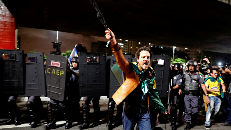 Entre joie et désespoir, le Brésil se réveille coupé en deux après l'élection de Bolsonaro (IMAGES)