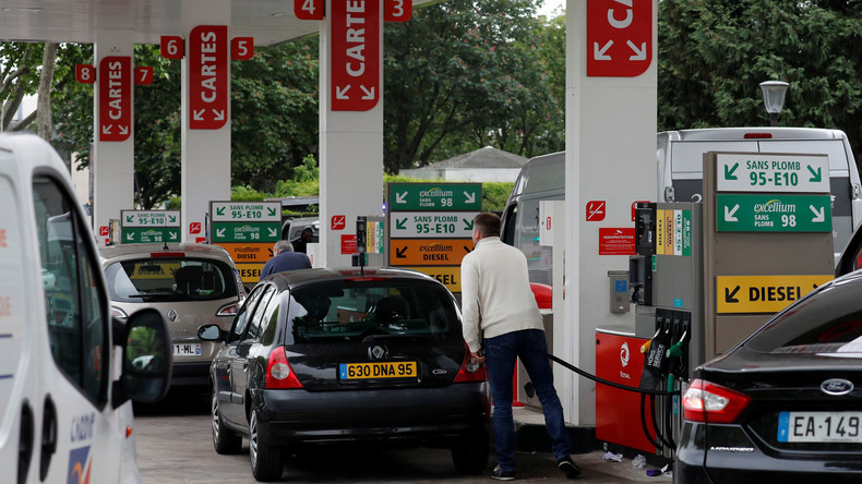 Accusé d'avoir censuré des appels à la mobilisation contre la hausse du carburant, Facebook dément