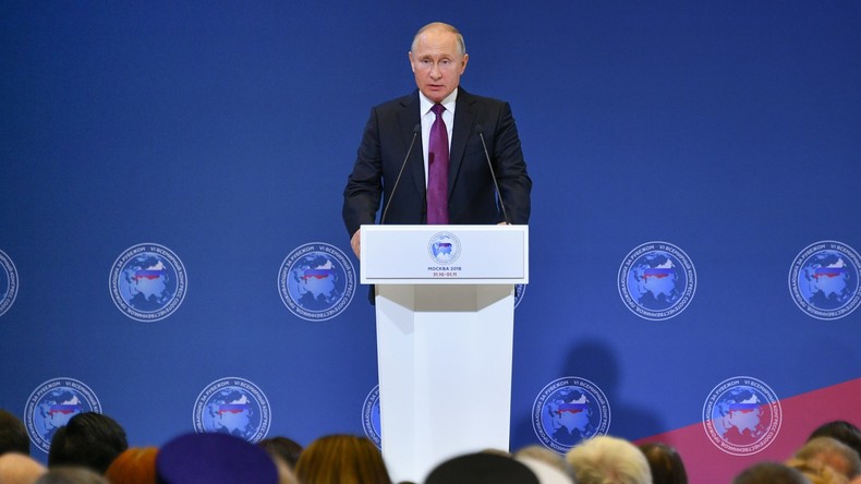 Face à des pressions croissantes, Poutine s'engage à défendre les Russes partout dans le monde