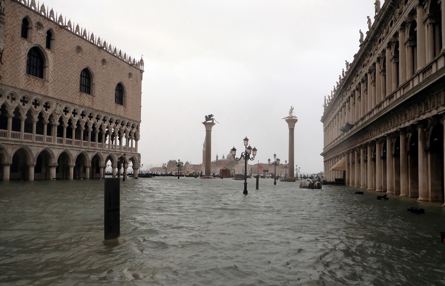 Des inondations historiques plongent Venise sous l'eau (PHOTOS, VIDEO)