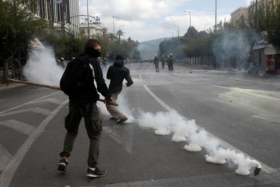«De l'argent pour l'éducation, pas pour les massacres de l'OTAN» : violences à Athènes (IMAGES)