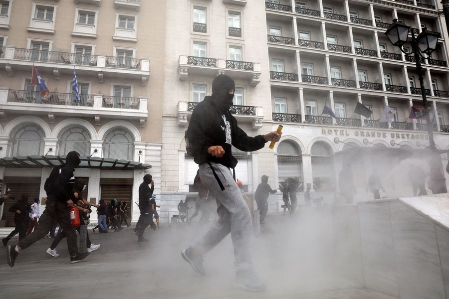 «De l'argent pour l'éducation, pas pour les massacres de l'OTAN» : violences à Athènes (IMAGES)