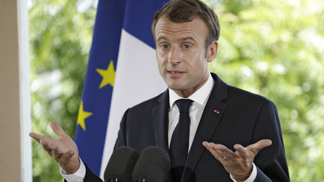 Emmanuel Macron et le doigt d'honneur : des explications qui mettent de l'huile sur le feu ?