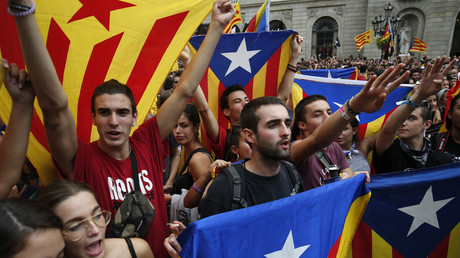 A Barcelone, le 1er octobre 2018, les étudiants brandissent des drapeaux catalans lors d'une manifestation commémorant le premier anniversaire du référendum sur l'indépendance de la Catalogne invalidé par Madrid. . 