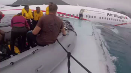 Scène impressionnante du sauvetage d'un avion en train de sombrer en Micronésie