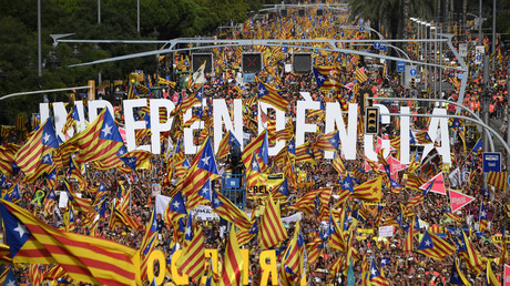 Indépendance: le président catalan pousse Madrid au dialogue et suggère une médiation internationale