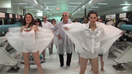 Le vainqueur du prix Nobel de physique critiqué pour un clip jugé sexiste (VIDEO)