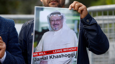 Un manifestant brandit une photo du journaliste saoudien Jamal Khashoggi lors d'une manifestation devant le consulat d'Arabie saoudite à Istanbul, en Turquie, le 5 octobre.