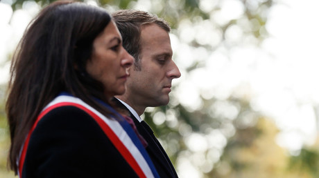 Emmanuel Macron et Anne Hidalgo lors d'une cérémonie de commémoration des attaques terroristes de novembre 2015 à Paris.
