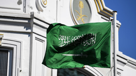 Drapeau de l'Arabie Saoudite flottant devant l'ambassade saoudienne à Istanbul, le 10 octobre 2018 (image d'illustration).