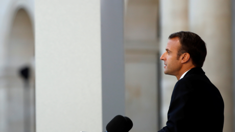 Emmanuel Macron rend hommage à Charles Aznavour.